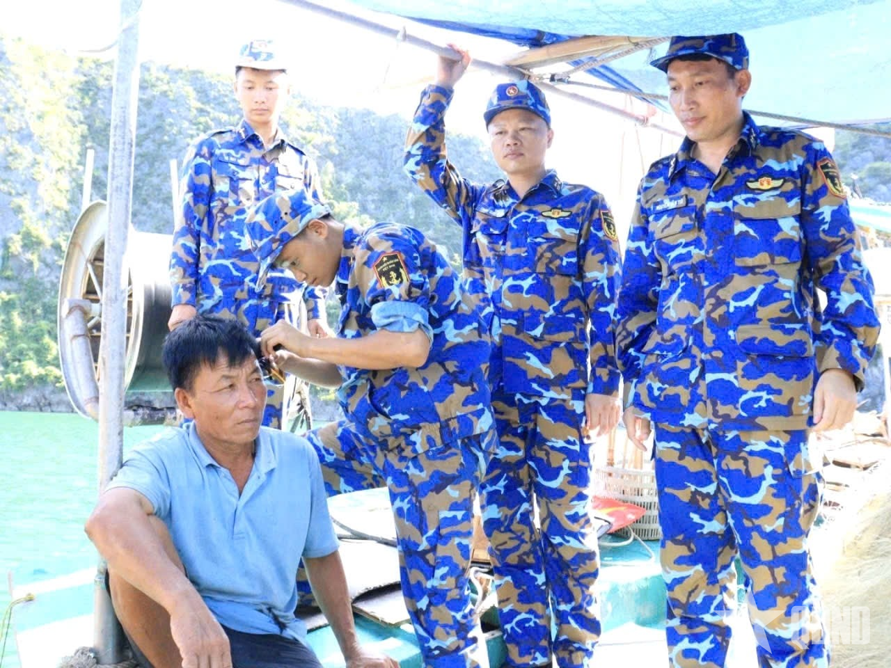 Lữ đoàn 169 đẩy mạnh công tác dân vận, xây dựng “thế trận lòng dân” vững chắc trên biển